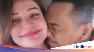 Aku sudah nyerah sekitar 1 bulan lalu nora alexandra, istri jerinx sid kembali menjadi sorotan, hal ini menyusul dengan curhatannya di media sosial. Prosecutor Scolds Nora For Making Out With Jerinx In A Detention Vehicle For A Moment