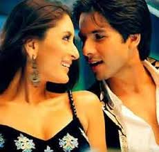 Shahid Kapoor And Kareena Kapoor In Jab We Met Love This Ending Dance Number Bollywood Movies Bollywood Couples Bollywood Actors