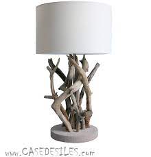Un lampadaire en bois flotté permettra d'obtenir une lumière diffuse dans votre salon et sera idéale pour vos soirées devant un bon film. Lampe Bois Flotte A Poser Hossegor Pm H82