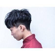 salon work バックを高めに刈り上げた前下がりの動きのあるショートスタイル ナチュラルモードなウェットショートが秋に向けてオススメです ヘアスタイル ショートヘア メンズヘア メンズヘアスタイル 刈り上げ bridge メンズ ヘアスタイル ヘア