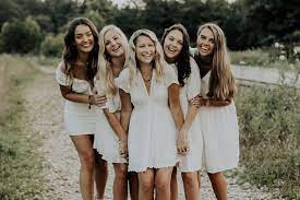 Group Senior Pictures Girl Group Pictures Group Photography Poses Group Picture Poses