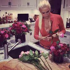 Pin By Carolina Mlynarczyk On Housewives Of Bravo Yolanda Foster Style Yolanda Hadid Yolanda Foster