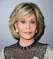Jane Fonda Mentre Molte Persone Famose O Meno Scelgono Di Tingersi I Capelli Queste Celeb Jane Fonda Hairstyles Celebrity Hair Inspiration Short Choppy Hair