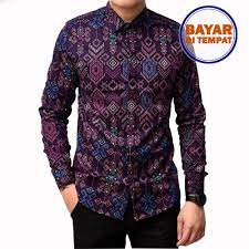 Ada banyak memang jenis dan model batik pria ini dimana kalian bisa memilih dan menggunakanya sesuai dengan selera dan tujuan acara misalkan. 96 Ragam Seni Baju Batik Bali Modern Pria Kreasi Masa Kini Graha Batik