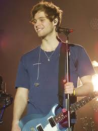 5 seconds of summer's singer luke hemmings has been happily dating girlfriend sierra deaton 'why do women make others feel like they're not good enough?' 5sos singer luke hemmings. Pin Auf Peopleee
