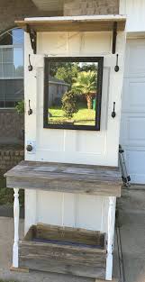 Hall Tree Made From An Old Door With Table And Storage Underneath It Has A Shelf And Hooks Too The Doorknob Is Antique Ahsap Ev Dekorasyonu Dekor Ahsap Palet