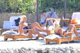 Oğlu aslan leon'un sünnet olmasından sonra ortaya atılan müslüman mı olacak, hıristiyan mı? sorularına tepki gösteren ataizi. Hande Ataizi Oglu Aslan Leon Harvey Ile Bodrum De Magazin Haberleri Fiskos Haberleri