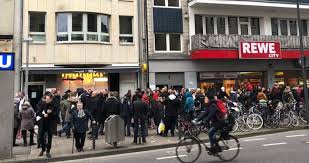 Lukas podolski döner rewe supermarkt antalyaspor ähnliches troisdorf: Eski Galatasarayli Podolski Nin Actigi Doner Dukkaninin Onunde Kuyruk Olustu Haberler Spor