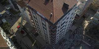 Depremin yıkıcı etkilerinin, depreme dayanıklı yapı tasarımı hakkında vatandaşlarımızın bilgilendirilmesi ve yüksek risk taşıyan bölgelerdeki yapı stoğunun güvenirliğinin değerlendirilmesi gereğini beraberinde taşıdığını söyleyen dr. Binanin Hasarli Oldugu Nasil Anlasilir Riskli Bina Nasil Anlasilir