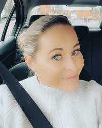 Leanne Crooks's Instagram, Twitter & Facebook