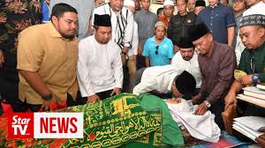 Deputy minister in the prime minister's department mohamed farid md rafik has passed away in the early hours she, however, joined dr mahathir mohamad's bersatu in 2016. Tun M Loss For Words Over Dr Md Farid S Sudden Passing Video Dailymotion