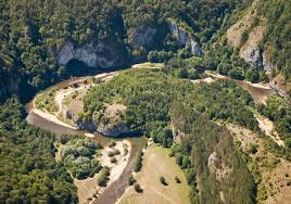 Resursele atractive ale pesterii, lunga de peste 500 m sunt cavernamentul grandios cu portalul inalt de 30 si lat de 20 m, vestigii arheologice, sala de intrare lunga de 146 m urmati de alti 350 m cu o morfologie austera, cu prabusiri de blocuri. Suncuius Festival Nu Se Mai Tine Organizatorii Sustin Pe Facebook