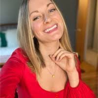 Elisabeth Rowe's Instagram, Twitter & Facebook