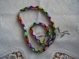 Für den hübschen ring häkelst du etwa 18 grüne luftmaschen, legst die luftmaschenkette zu einem. Perlen Hakeln Und Sticken Von Perlas