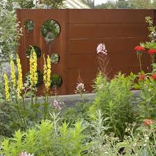 Sichtschutz Aus Cortenstahl In 2020 Insektenhotel Selber Bauen Trittsteine Garten