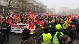Malgré des signaux révélateurs d'un rejet massif du régime de retraite par points, le gouvernement poursuit son projet de réforme qui aura pour conséquences de diminuer le niveau des pensions et de dégrader les droits de toutes et tous. Greve Du 5 Decembre Pres De 1 500 Manifestants Dans Les Rues De Douai