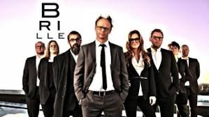 Tv guide brukes i sofaen foran tven. Brille Next Episode Air Date Countdown