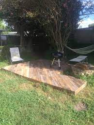 Patio Deck Out Of 25 Wooden Pallets 1001 Pallets Pallet Patio Decks Pallet Decking Pallet Patio