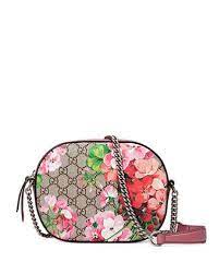 Leder mit gg supreme print. Gucci Blooms Gg Supreme Mini Chain Crossbody Bag Mini Chain Bag Chain Crossbody Bag Chain Bags