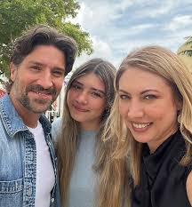 Olivia, su madre Carla, y su cuarto ✨ Hermoso set por Dario Feal !💪 #movie  #movieset #actresses #familia #actor #Director #family #rodaje #shooting  #cenadeaniversario #MadeInMiami #cine #cinema #independentfilm