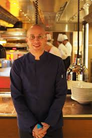 Ali ronay çok gezmesi ve dünyaca ünlü otellerde çalıştığı için 5 dil biliyor. Mercek Altinda Sef Ali Ronay Dadanizm Populer Kultur Platformu