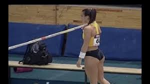 Salto com vara é um evento do atletismo onde os competidores usam uma vara longa e flexível para alcançar maior altura e passar por cima de uma barra ou sarrafo. Atletismo Italiano Indoor Salto Com Vara Italian Indoor Athletics Pole Vault Youtube