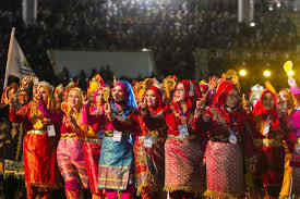 Namun pada kesempatan ini saya akan menceritakan sedikit tentang emping melinjo yang di pasarkan hampir seluruh daerah aceh bahkan keluar aceh. Tarian Aceh Lhee Sagoe Hipnotis Penonton Pembukaan Pka 7 Dialeksis Dialetika Dan Analisis