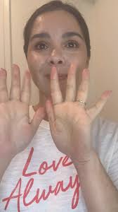 Recuerda siempre lavar tu cara antes de ir a dormir 😴,no importa sino  aplicaste maquillaje. Siempre hay que remover suciedad. , Para tu rutina de  noche los pasos básicos son: *Lavar *Tratar *Hidratar, ...