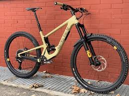 Santa cruz has created the perfect one quiver bike with the hightower. Santa Cruz Hightower 2 0 Custom Hunt Localdudes S Bike Check Vital Mtb Santa Cruz Mtb Santa Cruz Hightower Bike