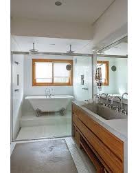 No Banheiro Do Casal A Area Molhada Do Boxe Com Duas Duchas E Banheira Vitoriana Da Idt E Revestida Com Pastilhas Da Vidrotil Em Frent Banheira Vitoriana Chuveiro Simples E Sala