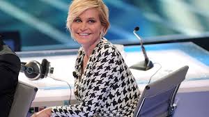 Ospite della trasmissione simona ventura ha voluto ricordare la sua amica nadia toffa assieme alla mamma di nadia, margherita rebuffoni: L Isola Dei Famosi Simona Ventura Passa Da Le Iene Prima Della Partenza Lanostratv