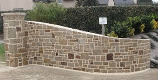 Mur Et Pilier En Pierres De Ploudal Parement Pierre Exterieur Entree De Ferme Paysage Des Entrees Des Allees