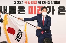 이 후보는 2위 나경원 후보에 당원 투표에서는 뒤졌으나 일반 국민 여론조사에서 압도적으로 앞서 당선됐다. Ufjw2tra95lr4m