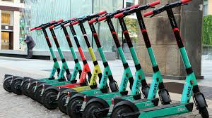 In commissione una nuova norma per mettere limiti ai monopattini: divieto per i minorenni, casco, limiti di velocità