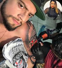 Letícia Spiller posa nua e exibe tatuagem nas costas, veja!