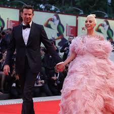 The track is about jumping headfirst into love and not looking back. Lady Gaga Sie Verrat Was Wirklich Mit Bradley Cooper Lief Gala De