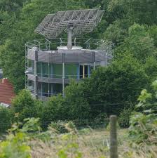 Automatische nachführung und positionierung die richtige (optimale) ausrichtung der kollektoren (thermische solaranlage, photovoltaikanlage). Heliotrop Gebaude Wikipedia