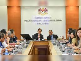 Noor zari hamat, ketua setiausaha kementerian telah menghadiri program 'islamic tourism centre corporate forum (itcf): Koronavirus Menteri Pelancongan Tidak Setuju Masjid Putra Ditutup