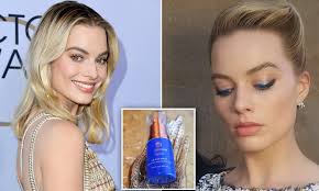 Margot robbie australian actress hollywood and the world after her appearance on wolf wall street with leonardo dicaprio. Margot Robbie S Makeup Artist Reveals The Secrets To Her Effortlessly Glowing Complexion Daily Mail Online