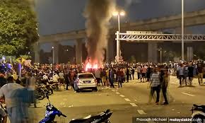 Berikut ucapan penuh menteri dalam negeri, muhyiddin yassin berhubung insiden di kuil sri maha mariamman di seafield, usj, selangor kepada dewan rakyat. Malaysiakini Unruly Crowd Not Locals Former Seafield Temple Committee Chief Says