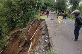 Penampang melintang jalan dan parameter perencanaan jalan. Bahu Jalan Di Jalur Bangli Kintamani Amblas Balipost Com