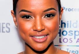 Namorada de Chris Brown disse que é uma 'dama solteira outra vez'