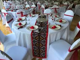 bamenda toghu imprimes africains chemins de table noir rouge blanc decoration salle de fete deco mariage africain decoration salle mariage