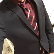 Sie hat kurze, rote haare. Rotes Hemd Rote Krawatte Zu Blauem Anzug Mode Kleidung Blau