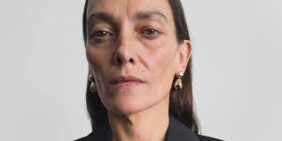 La modelo española Laura Ponte, a los 50 años, es imagen de la firma de  moda que aman las francesas