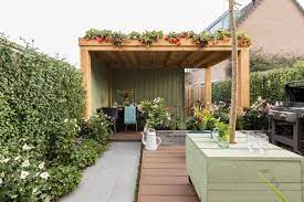 natuurrijke tuin met overkapping tuin met overkapping tuin huis en tuin