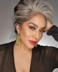 Get the La Bella Donna GLOW ✨️✨️✨️Claudia from @thebeautydebut is wearing:  💄La Bella Donna loose mineral foundation in Marta 💄La Bella Donna  lipstick in Mindful Red 💄La Bella Donna Vision of Mineral