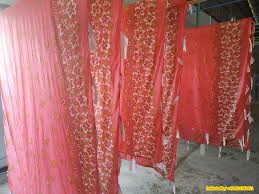 Setelah proses pewarnaan selesai maka dilakukan proses penghilangan malam batik/dilorod dengan cara memasukkan kain tersebut ke dalam air panas, setelah seluruh malam batik hilang dari kain selanjutnya kain dicuci hingga bersih. Cara Membuat Batik Cap Dan Batik Tulis