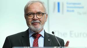 Korrupciós botrány az uniós fejlesztési banknál, a volt elnököt gyanúsítják 