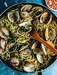 linguine alle vongole is such a classic italian recipe made with fresh clams their juice garlic parsle clam recipes light pasta dishes drunken clams recipe